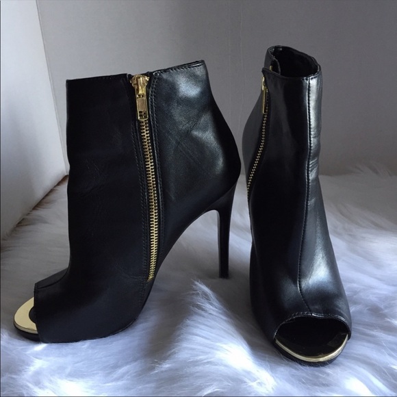 Steve Madden Shoes - Steve Madden booties worm once like new